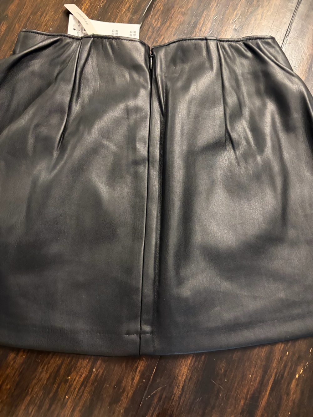 NWT ✨ Hollister Black Faux Leather Mini Skirt with Front Slit women’s size XS - Picture 4 of 8